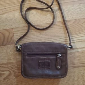 This FOSSIL small black leather crossbody bag is a stylish addition to any outfi